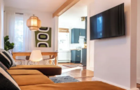 Cozy 2 bdrm Newburgh apartment with private parking
