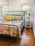 Bright New Cozy Cottage -  1/2 mi from downtown. - Homestays