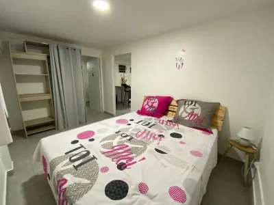 L'oasis des Kassaveries, T2 Fonctionnel et Moderne Avec Parking Sécurisé Hotels near Anse Salee