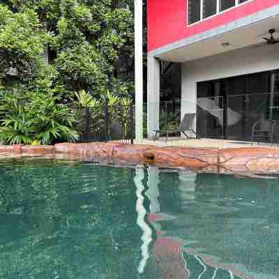 1BR (sleeps 3) - private, modern granny flat with large shaded pool Fitness & Recreational Facilities