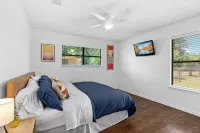 King & Queen Bed - Guadalupe Hip Haven - Near downtown New Braunfels!