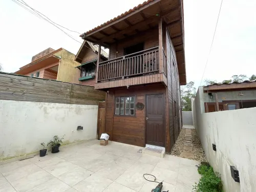 Woody House Chalé - O Refúgio Para sua Família na Praia em Florianópolis