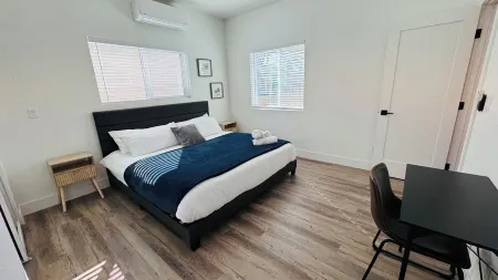 Bright & Modern Gem: Central Location ~ NewEntire 2BD/1BA Guesthouse