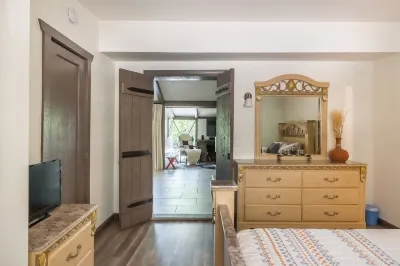 LAZY C RANCH - POOL, ANIMALS, DESERT RANCH EXPERIENCE Hôtels à proximité de : Forever Marilyn