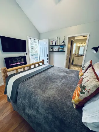 Cozy Queen, Private Bathroom and Entryway