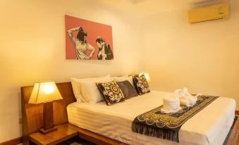 CoconutPalmsJacuzzipoolhugeproperty v136