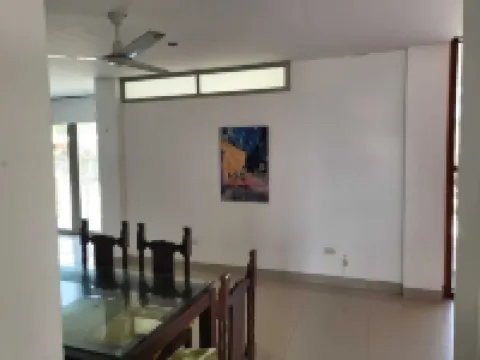 Ideal for families. Tropical oasis, ocean view, elegant, comfortable, spacious.