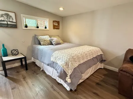 Amazing Private Suite with Private Entrance - 2 miles to beach Отели в г. Редондо-Бич