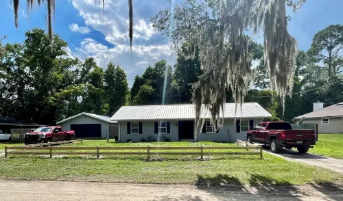 Quiet, cozy 3 bedroom home, across from river, in peaceful Palatka