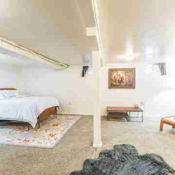 Minutes Walk to Downtown, Whychus Creek—-Bedroom, Cozy Cottage/Private Sauna. Rooms