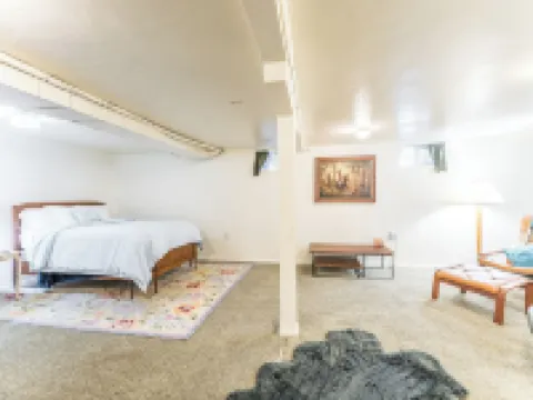 Minutes Walk to Downtown, Whychus Creek—-Bedroom, Cozy Cottage/Private Sauna. Hotels in Sisters