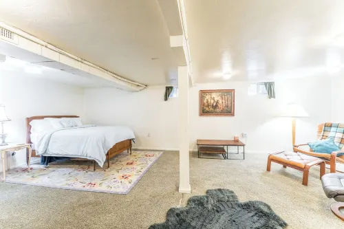 Minutes Walk to Downtown, Whychus Creek—-Bedroom, Cozy Cottage/Private Sauna.