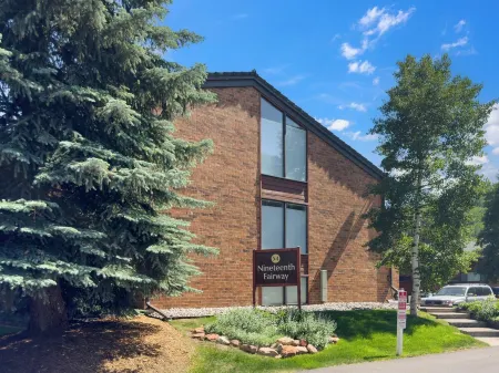 Modern 2B/2B Condo in Prime Eagle-Vail Location; golf course, pool, tennis! Отели в г. Игл-Вейл