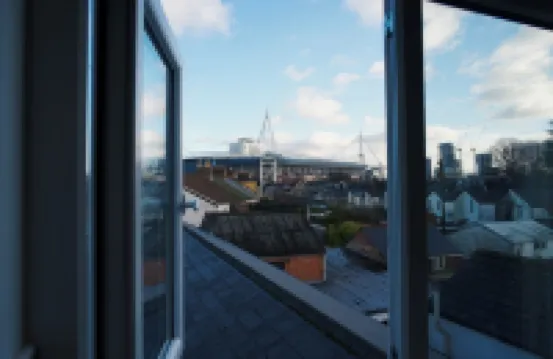 5 Min Walk to City! Stadium View 3 Bed Apartment