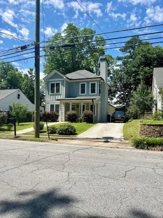 Charming 2-bedroom house in fantastic Atlanta with WiFi, AC Отели рядом с достопримечательностью «Delta Flight Museum»