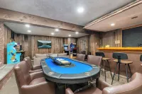 Indoor Heated Private Pool Home & Arcade in Lake Ariel Poconos with 7 beds Hotels in South Canaan Township