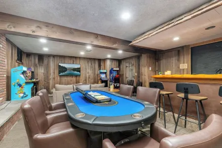Indoor Heated Private Pool Home & Arcade in Lake Ariel Poconos with 7 beds