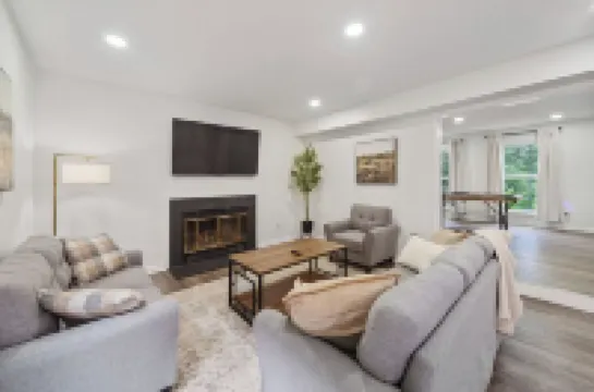 Modern and Spacious 4-Bedroom House Close to DC and National Harbor Hotels in Fort Washington