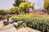 Relax at The Deep Blue Nest –Family Friendly Getaway by the Ocean & Private Yard