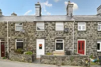 Cosy cottage for two, dog friendly with log burner