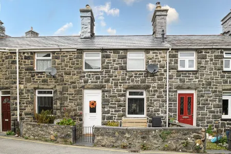 Cosy cottage for two, dog friendly with log burner