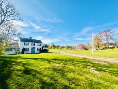 Luxury 4-bedroom house in charming Bloomfield, Secluded, WiFi & Security camera. Отели в г. Блумфилд