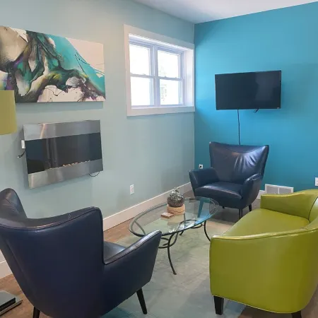 Artsy Downtown Charlevoix Apt! Walk  to 2 Lakes, Marina. Free Parking. 5 Star