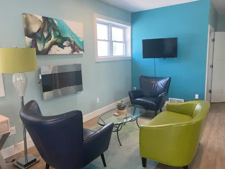 In town contemp , artsy hideaway—walk to 2 lakes and everything else!