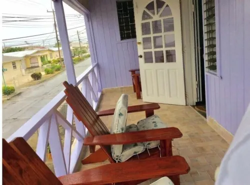 Upstairs 3 bedroom s bath rooms property with air condition Hotels in Silver Sands