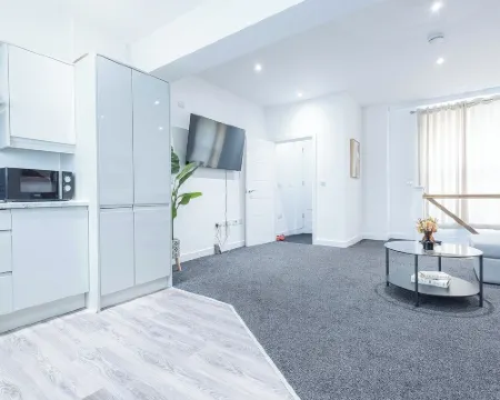 Sunrise Haven Sleeps 7 with Parking Hotels in Gravesend