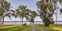 Luxury lakefront apartment - and a pool! Pool open Memorial Day - Labor Day.