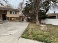 3-bedroom residential duplex with carport. 밀크릭 호텔