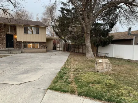 3-bedroom residential duplex with carport. Отели в г. Милкрик