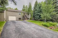 4 bedroom Luxury Mountain Chalet with private hot tub