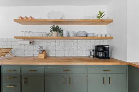 Lake & Lounge - Mid Century - Cozy 3 beds - Walk to Town, Putting Green, Pets