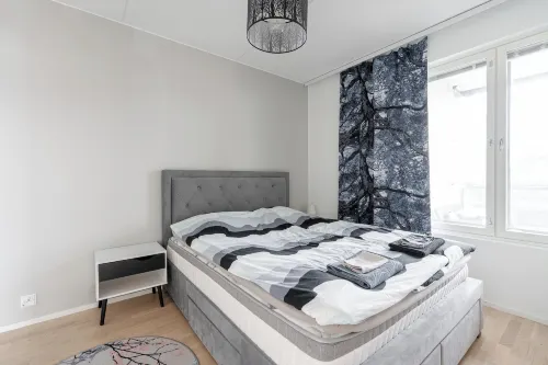 Spacious 2BR Apt - Lake View & Sauna - 3-نجوم