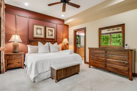 Luxury Mountain Retreat with Hot Tub and Scenic Views - Exquisite Cabin