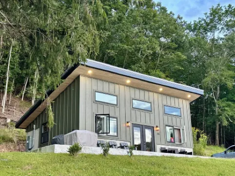Modern + Private + Biking Paradise. No Stairs, Monday Lick & Gbr River Trail