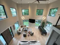 GAME DAY PERFECT! Minutes from Death Valley and  steps to Patrick Square! 🏈🐅🧡