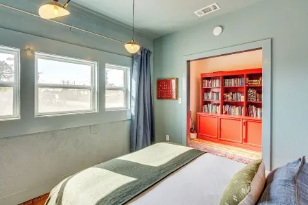 Southwest Escape in Fort Davis Walk to Dining!