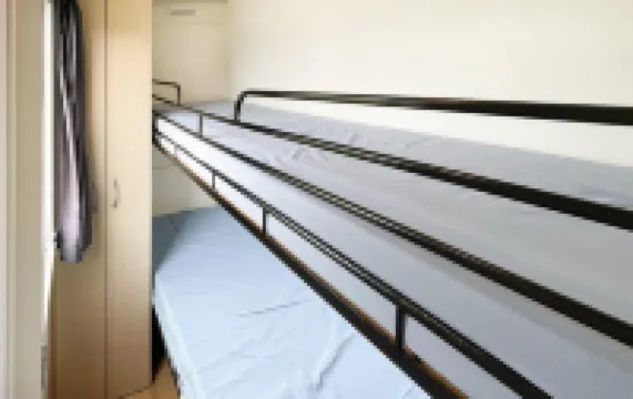 帶寬敞封閉花園的可愛小木屋