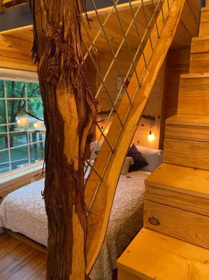 Coach’s Quarters on the Creek- A Night in the Trees!