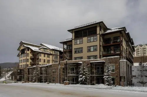 Location and Comfort - One Bedroom Ski In / Ski out, Hot Tub and Fire Pit