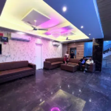 โรงแรม โอม พาเลซ