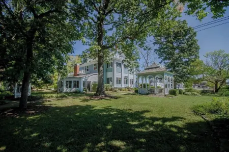 The Dickey House, Queen Anne Suite Отели в г. Маршфилд