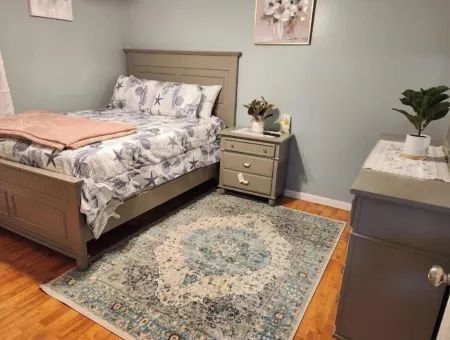 Charming 2 Bedroom Home Away From Home Apartment Отели рядом с достопримечательностью «Парк Скотт»