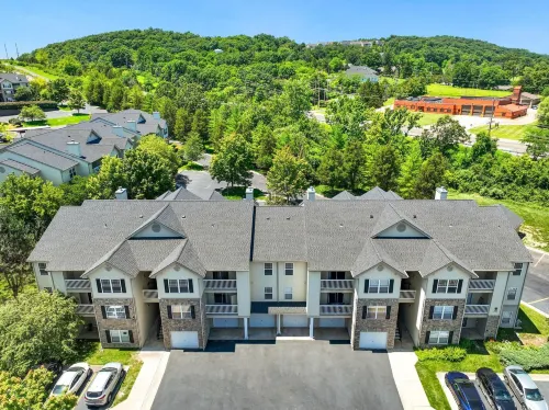 Landing Apartments - Eureka Hotels in Eureka