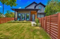 LUXE Spacious Downtown Retreat; SwimSpa; BBQ&FreeParking; Steps2 Moody&UT&6th St