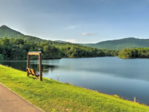 North Georgia Cabin with Hot Tub and Community Perks! Hoteles en Condado de Pickens