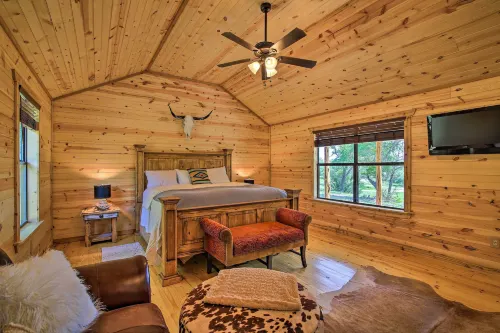 Rustic-Chic Country Cabin - 10 Mi to Main Street! - spa